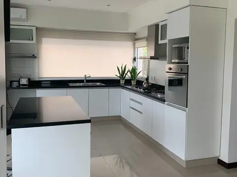 Casa 6 ambientes con 3 baños