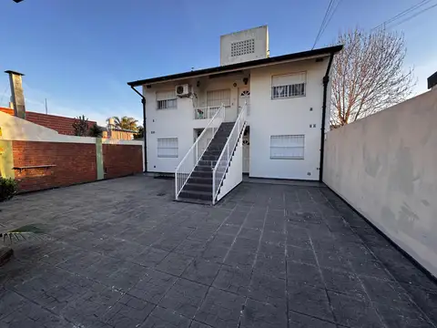 Departamento 2 ambientes en planta baja con patio. Cercano Centro Comercial Agüero.