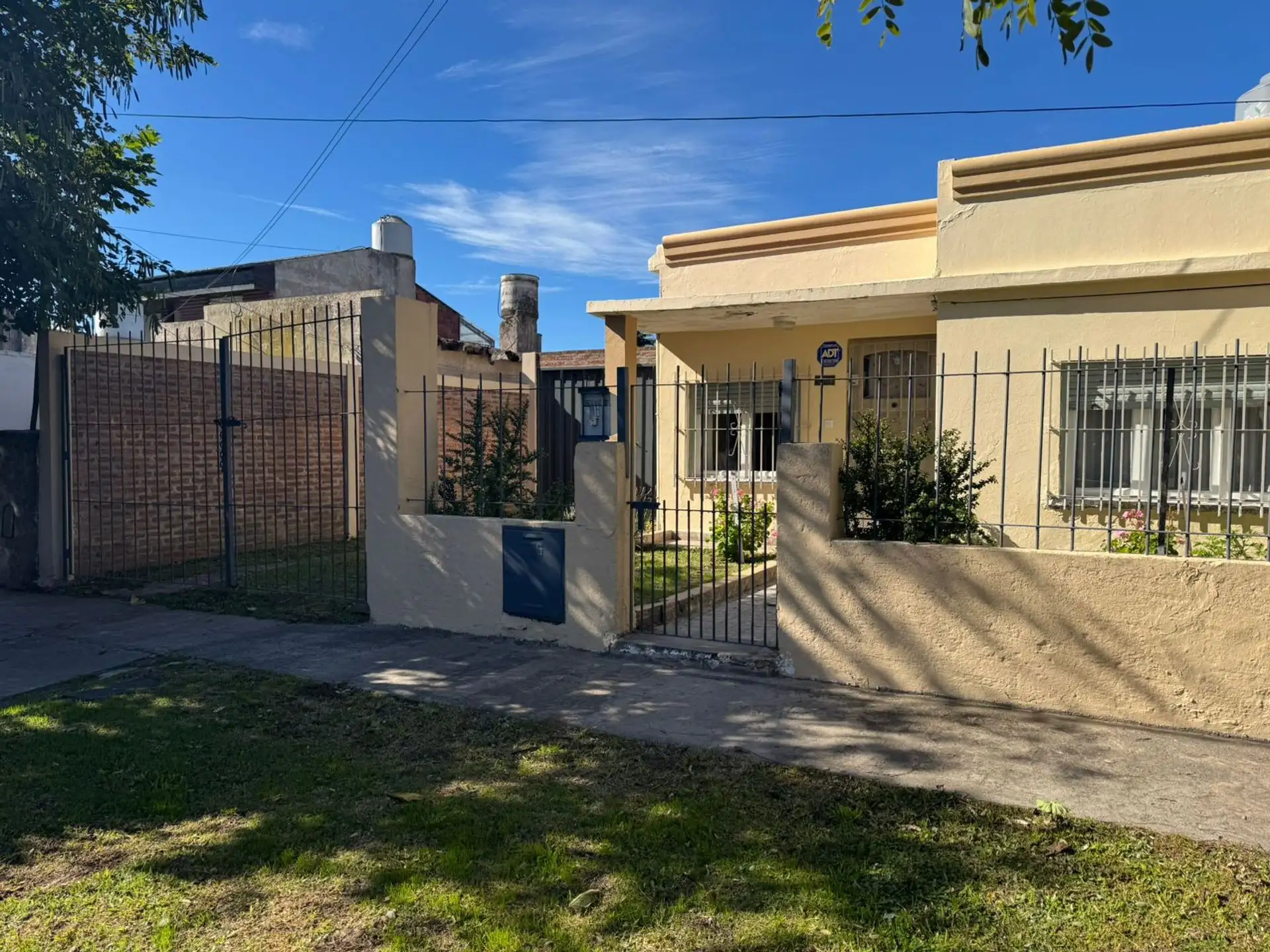 VENTA CASA 3 AMB CON PATIO Y COCHERA