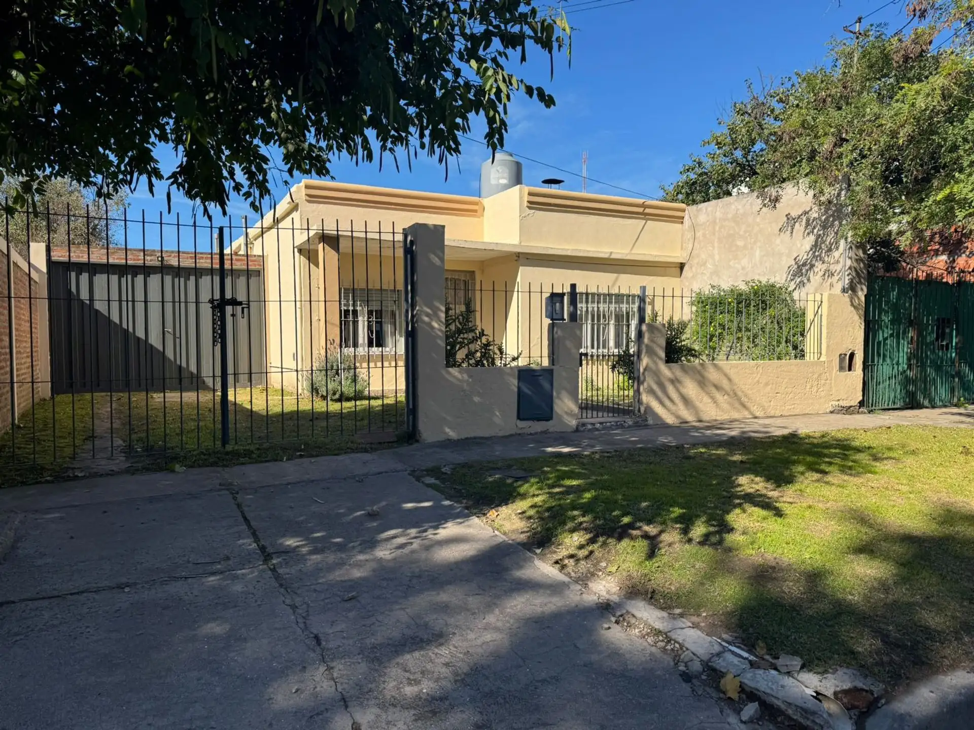 VENTA CASA 3 AMB CON PATIO Y COCHERA