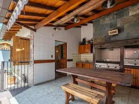 VENTA DE CASA C/PATIO,  PARRILLA, PILETA, QUINCHO Y COCHERA CUBIERTA EN VILLA MARTELLI FLORIDA...