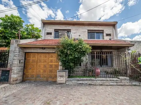 VENTA DE CASA 4 AMBIENTES C/PATIO, PARRILLA, PISCINA, QUINCHO Y COCHERA CUBIERTA EN VILLA MARTE...