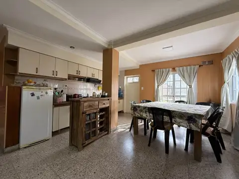 Casa 5 ambientes con 2 baños