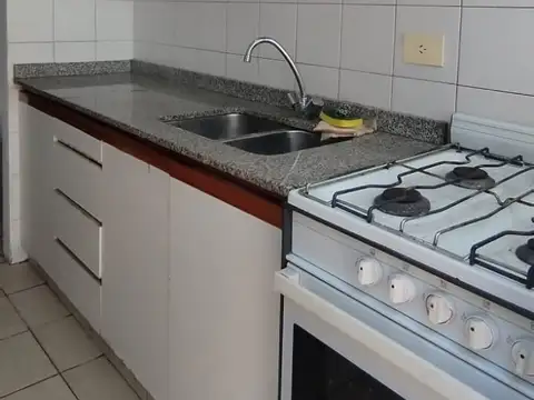 DEPARTAMENTO MONOAMBIENTE PLANTA BAJA CON PATIO - APTO PROFESIONAL - ACEPTA MASCOTA - EXCELENTE UBICACION -