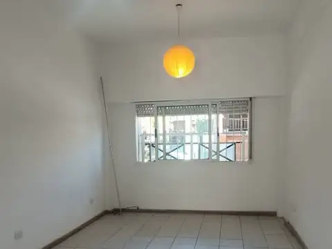 DEPARTAMENTO MONOAMBIENTE PLANTA BAJA CON PATIO - APTO PROFESIONAL - ACEPTA MASCOTA - EXCELENTE UBICACION -