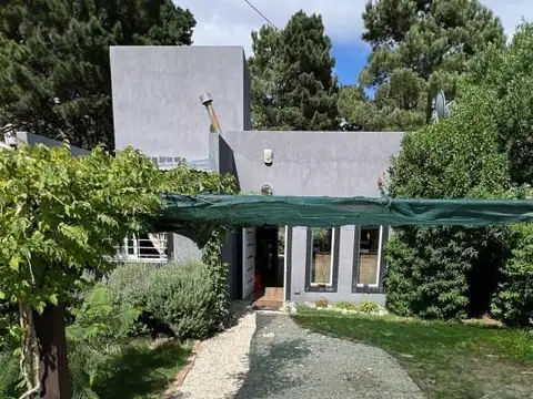 Casa en venta - 2 Dormitorios 2 Baños - Cochera - 475Mts2 - Mar Azul