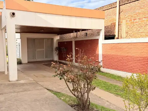 Casa 5 ambientes con 1 baño