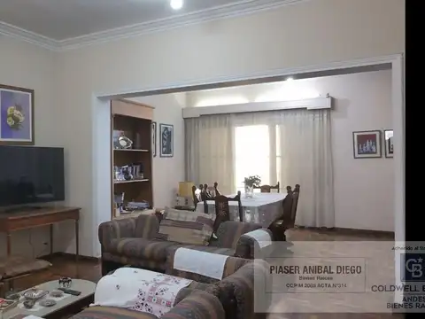 Casa 12 ambientes con 2 baños