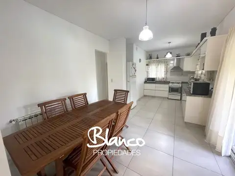 Casa en Alquiler con 2 cocheras