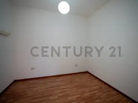 .Casa en venta –  2 dormitorios, cochera y patio.