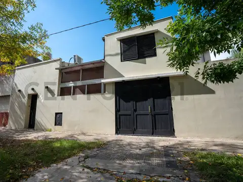 .Casa en venta –  2 dormitorios, cochera y patio.