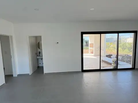 Casa 4 ambientes con 2 baños