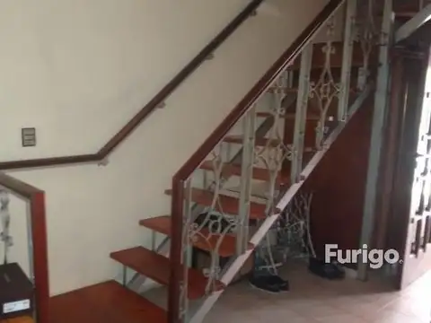 Casa 14 ambientes con 4 baños