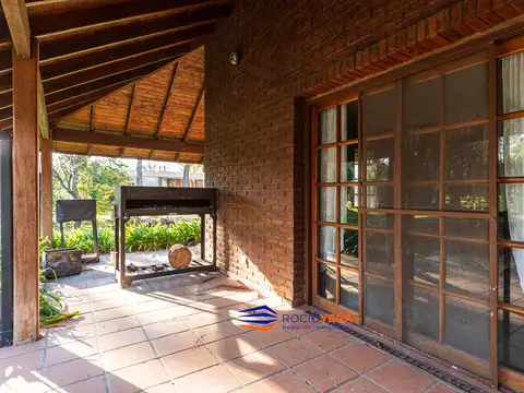 Casa en Alquiler con 6 cocheras