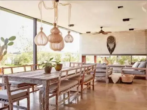 Casa en Venta con 2 cocheras