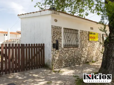 C325 - Departamento tipo casa al frente en buen estado.