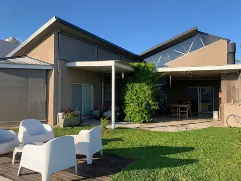 Casa 4 ambientes con 3 baños