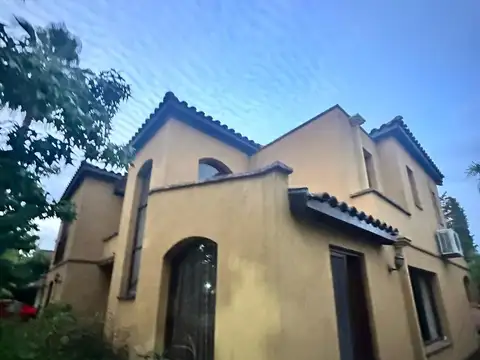 Casa 5 ambientes con 3 baños