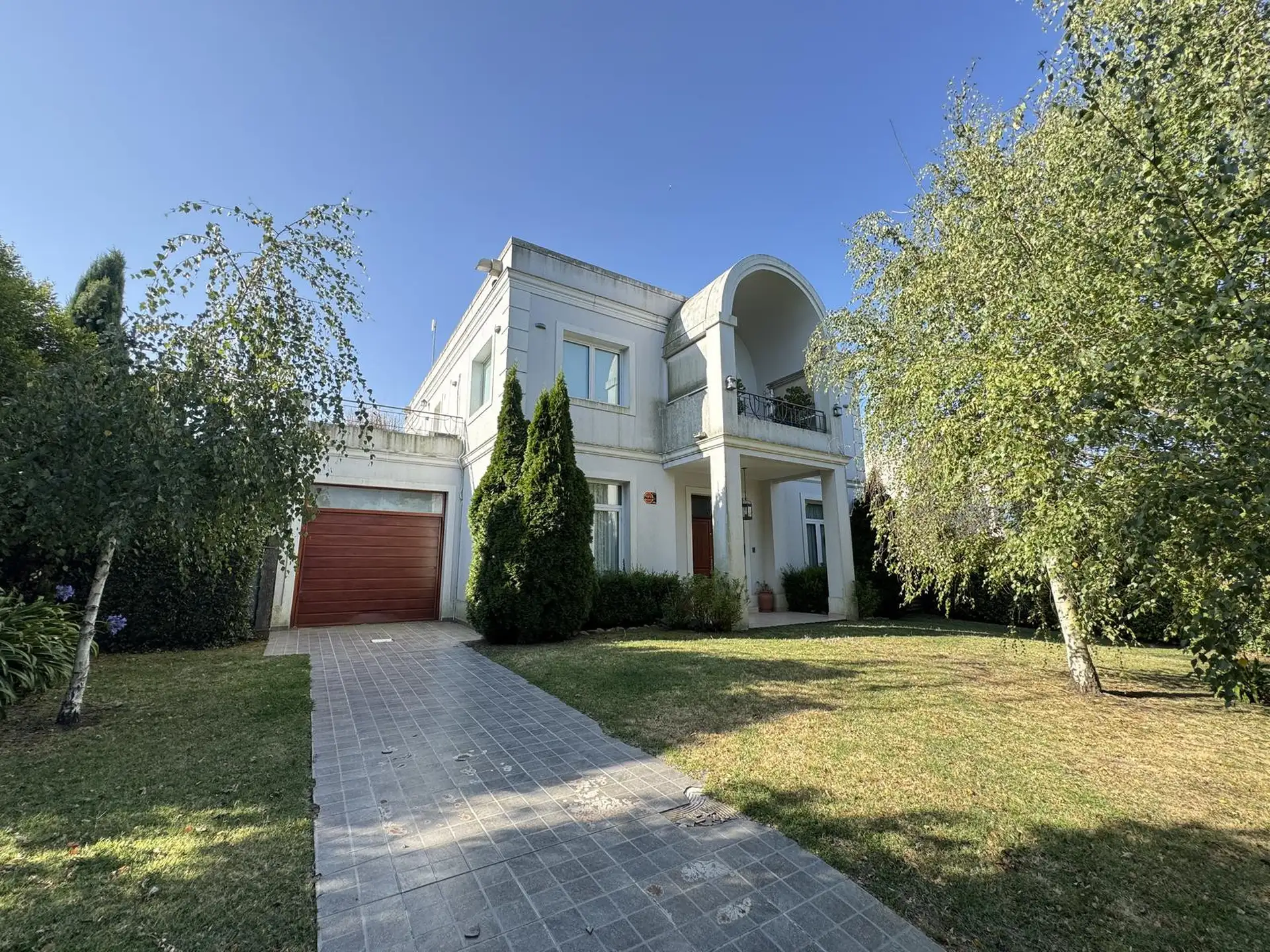 Casa 5 dorm, 374m² en Barrio La Rosa con piscina y ascensor
