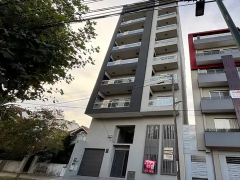 VENTA SEMIPISO 3 AMBIENTES CON BALCÓN, PARRILLA Y COCHERA