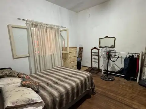 CASA 4 AMBIENTES EN VENTA EN LANUS CON GRAN PARQUE