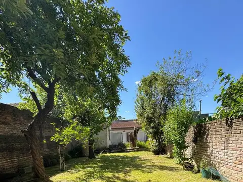 CASA 4 AMBIENTES EN VENTA EN LANUS CON GRAN PARQUE