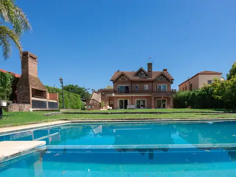 Casa con amarra propia en lote con salida al rio