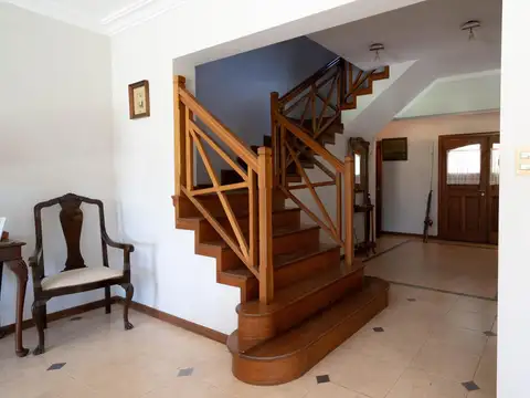 Casa en Alquiler con 2 cocheras