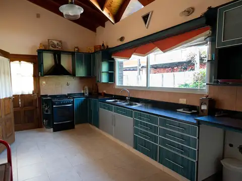 Casa 6 ambientes con 5 baños