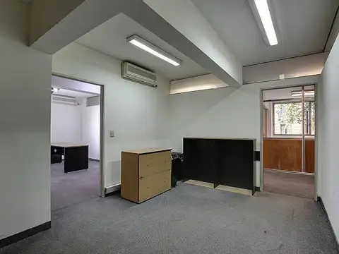Oficina de 150 M2 en esquina. Muy buena luz natural y vistas.