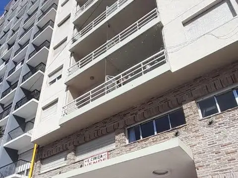 VENTA AMBIENTE Y MEDIO. FRENTE A PLAZA COLON