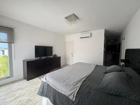 Casa 5 ambientes con 4 baños