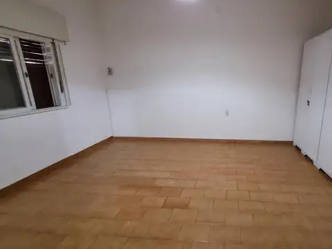 Casa 4 ambientes con parque en Venta- Castelar