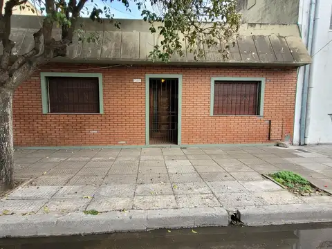 Casa 4 ambientes con parque en Venta- Castelar