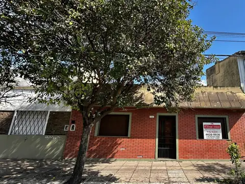 CASA 4 AMBIENTES EN VENTA EN MORÓN CON PATIO, TERRAZA Y ESPACIO VERDE