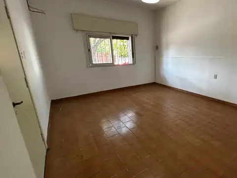 CASA 4 AMBIENTES EN VENTA EN MORÓN CON PATIO, TERRAZA Y ESPACIO VERDE