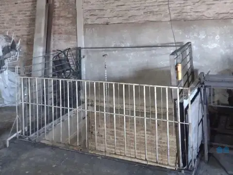Venta Galpón o Depósito con departamento 2 Ambientes en Ramos Mejía