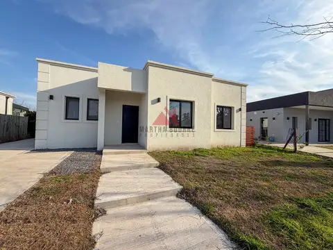 Casa 4 ambientes con 2 baños