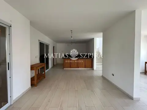 Casa en Alquiler con 1 cochera