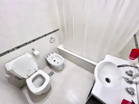 Departamento 3 ambientes con cochera en excelente ubicación.