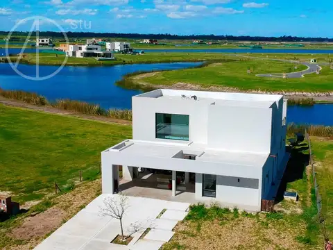 Casa en Amarras de 6 ambientes en venta al lago central