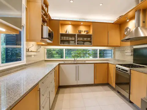 Casa 6 ambientes con 3 baños