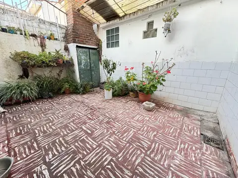 Casa en venta en la zona de Villa Primera. Garage. Patio. 3 dormitorios. 2 baños.