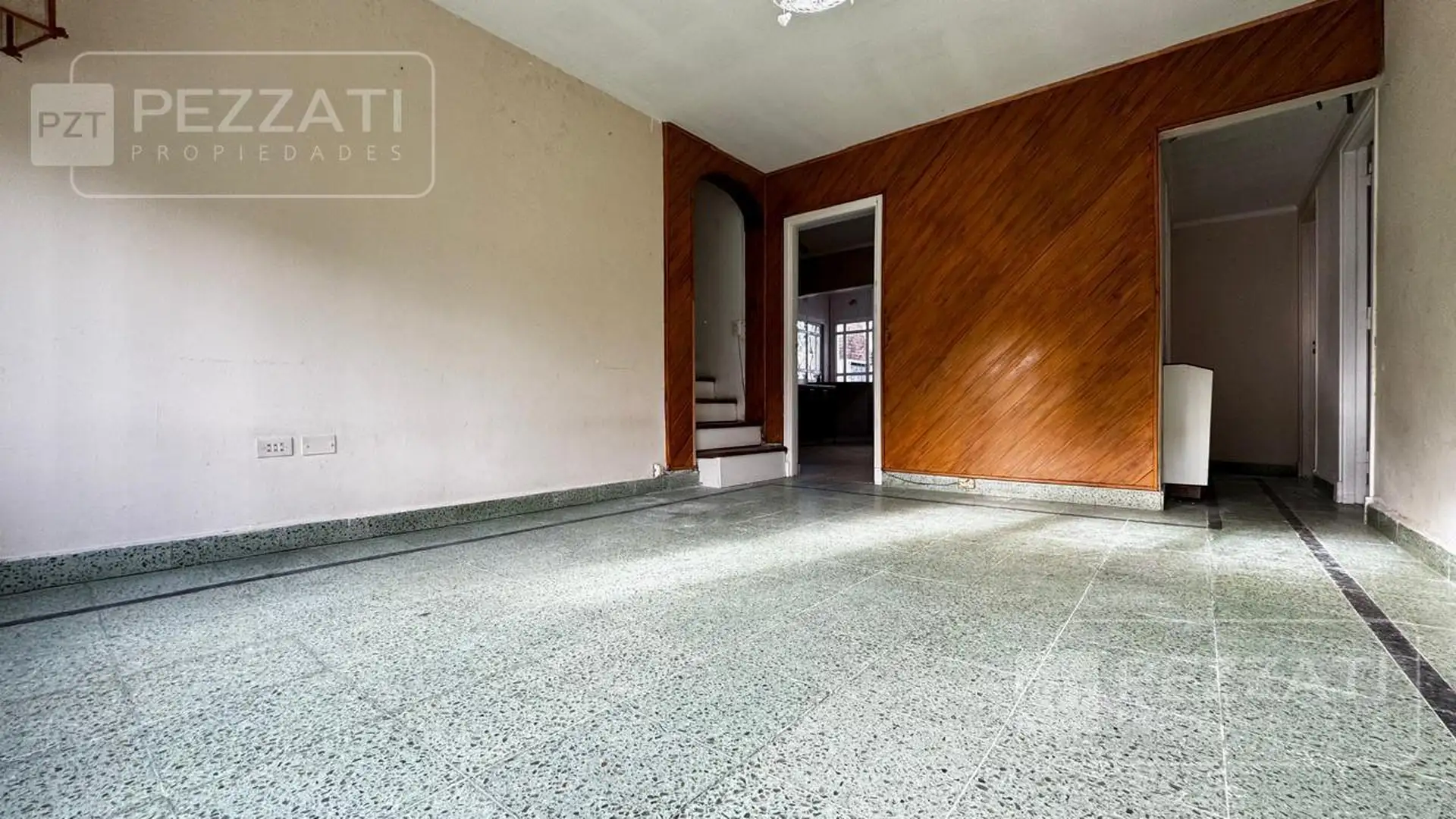 Casa en venta en la zona de Villa Primera. Garage. Patio. 3 dormitorios. 2 baños.