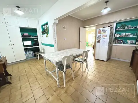 Casa en venta en la zona de Villa Primera. Garage. Patio. 3 dormitorios. 2 baños.