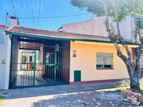 VENTA CASA 5 AMBIENTES EN CARAPACHAY AMPLIO FONDO LIBRE