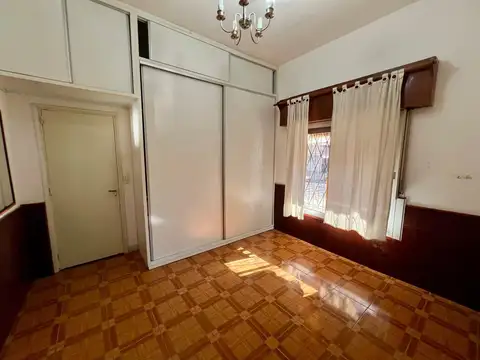 Casa Multifamiliar en lote de 300 m2! 2 Viviendas independientes! Ideal inversión!