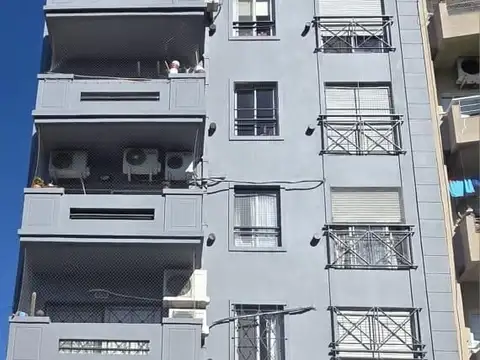 Semipiso de 3 amb en venta al fte c/blcon y coch descubierta en Villa Pueyrredón
