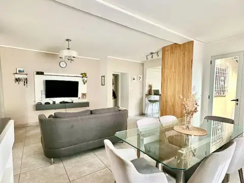 Casa en esquina, 2 dorm, patio y quincho - Gral Paz 815