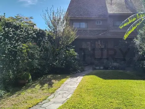 Exclusiva Casa de 4 Plantas con Jardín, Quincho y Pileta